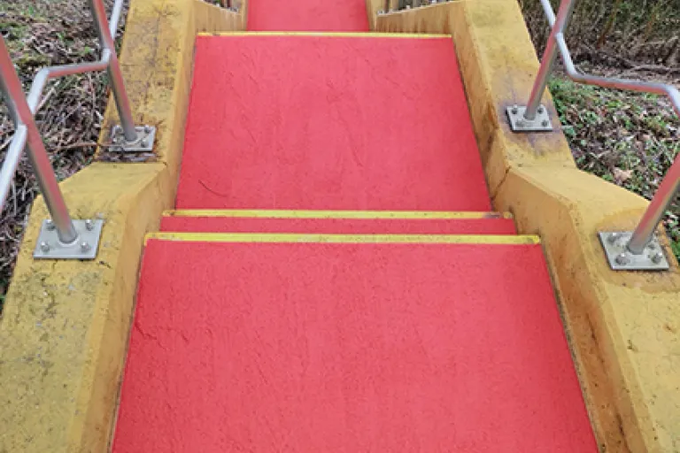 Rode antislipcoating op de trappen bij Aquafin te Houthalen