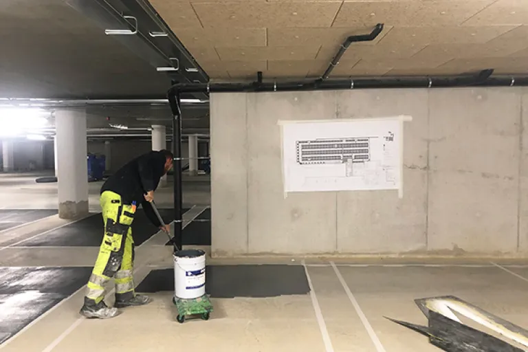 Parkeervakken in epoxyverf bij de parkeergarage te UZ Leuven