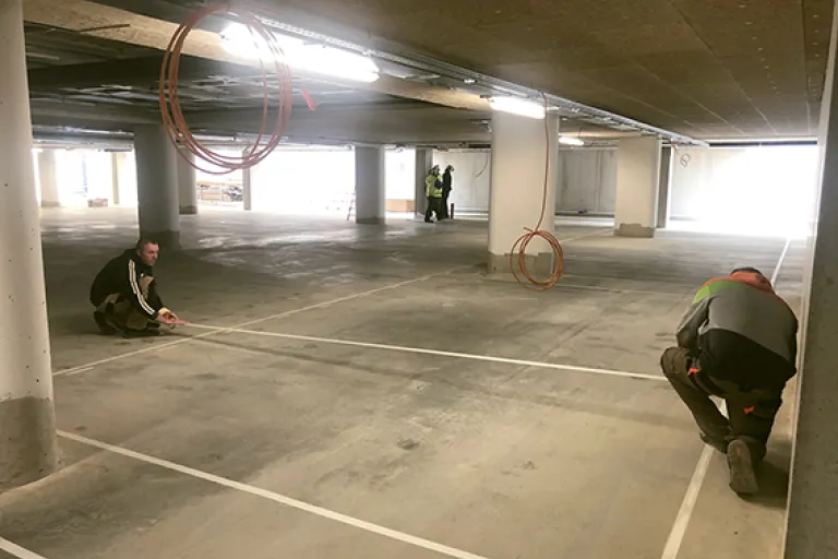 Parkeervakken in epoxyverf bij de parkeergarage te UZ Leuven