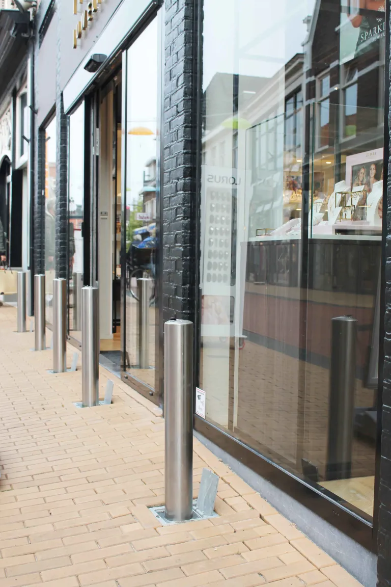 Inzinkbare rammpaal ter beveiliging van vitrine