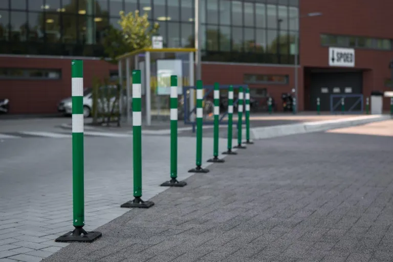 Verende Kickback® palen zijn uiterst geschikt om schade aan voertuigen en verkeersinfrastructuur te beperken en de veiligheid van weggebruikers te vergroten